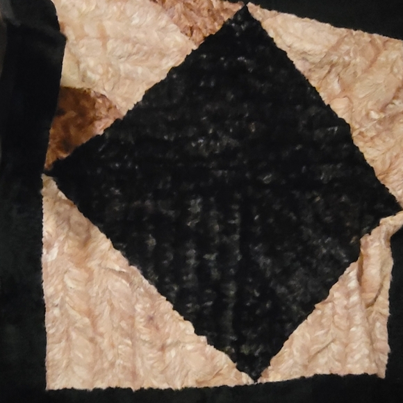 VINTAGE BEAUTIFUL ALPAC 75X75" DIAMOND PATTERN RUG IN EXCELLENT CONDITION - Picture 13 of 16